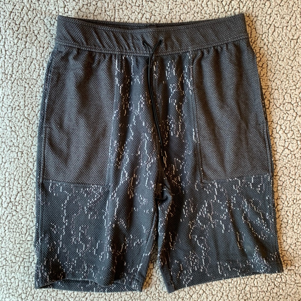 *LIKE NEW Men’s Under Armour Athletic Shorts size L